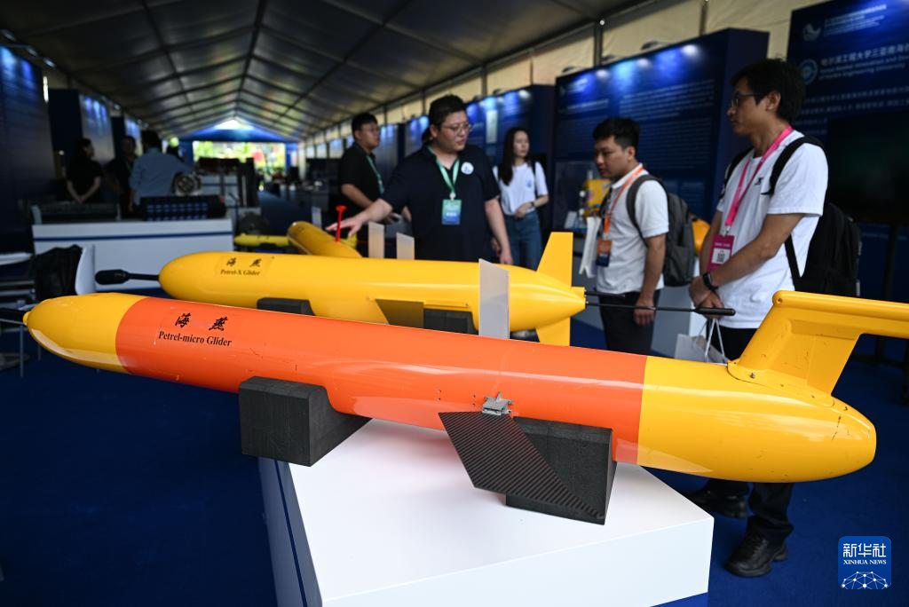 走进深海先进技术及装备成果展