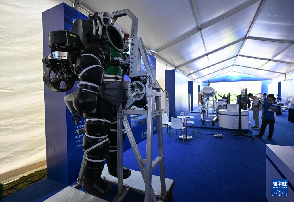 走进深海先进技术及装备成果展