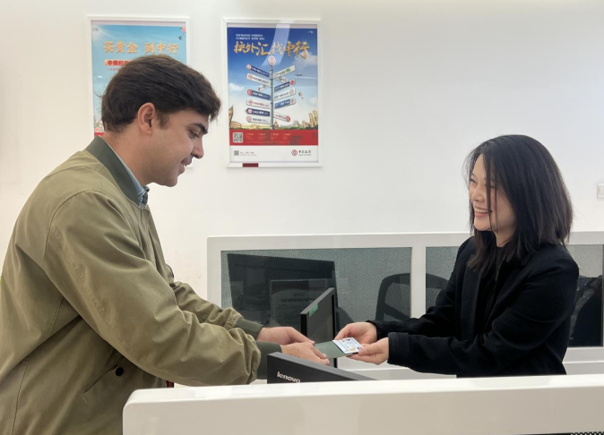 重庆首发外籍人才“聚英卡” 一卡通办民生服务