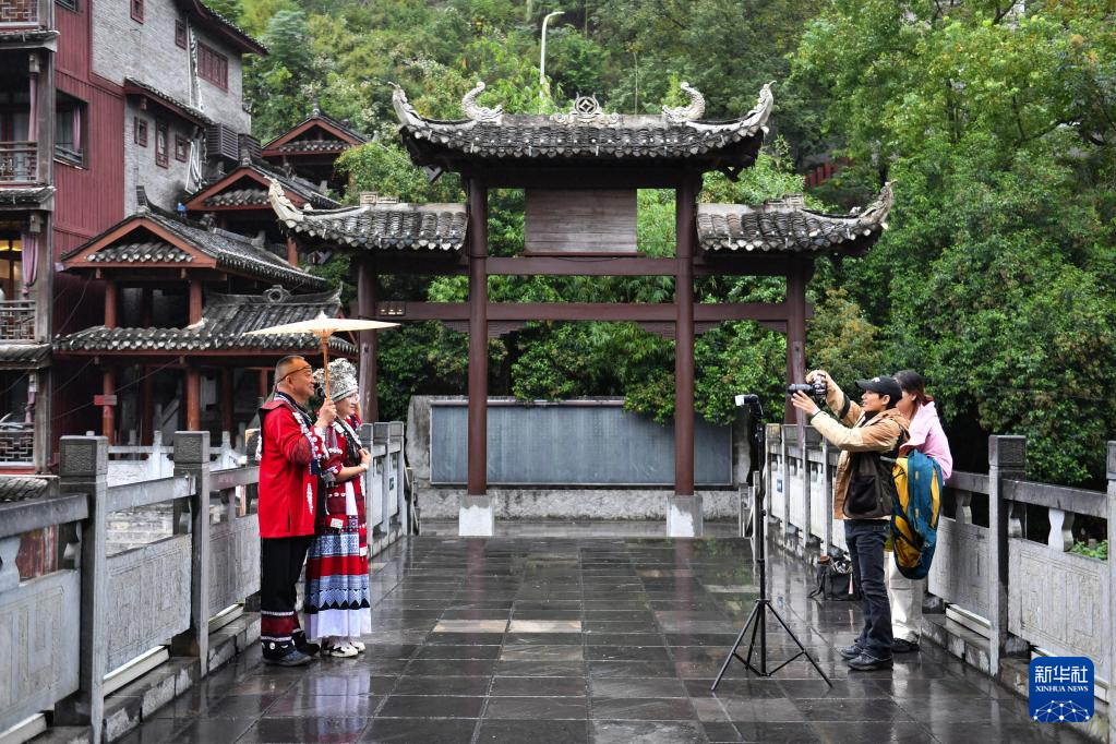 湖南凤凰:特色旅拍丰富旅游体验