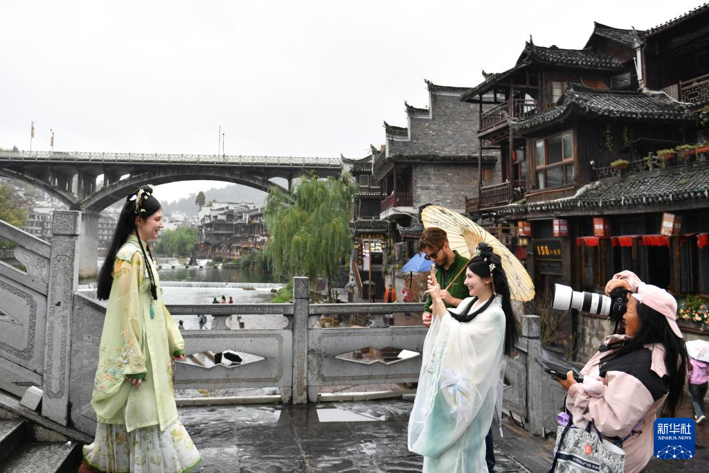 湖南凤凰:特色旅拍丰富旅游体验