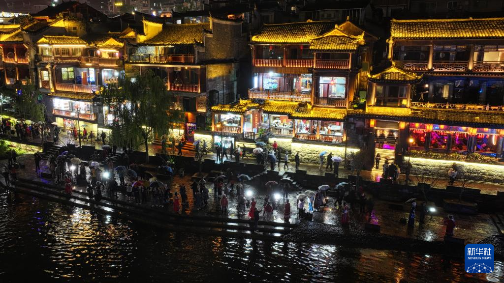 湖南凤凰:特色旅拍丰富旅游体验