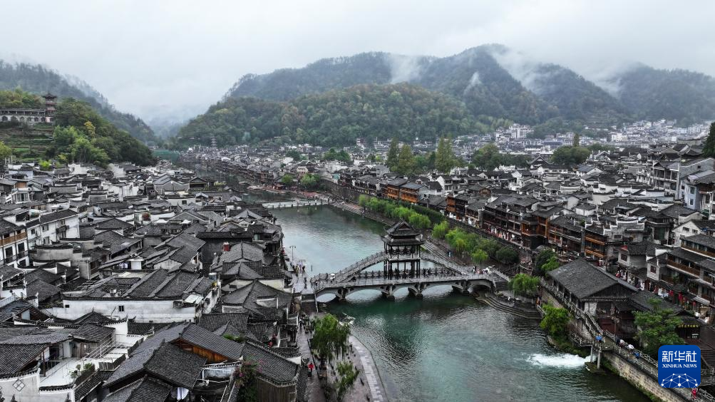 湖南凤凰:特色旅拍丰富旅游体验