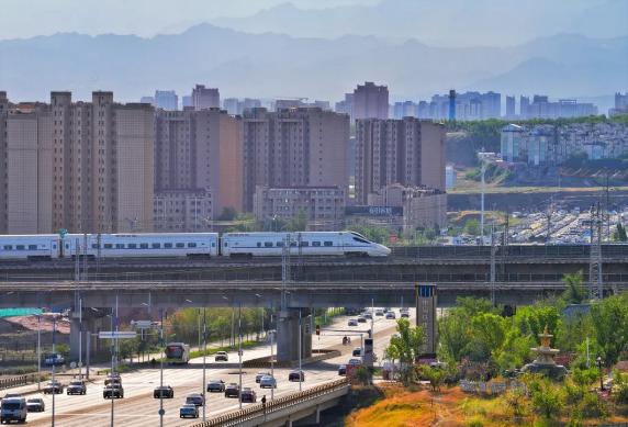 新疆铁路助力“双十一”网购高峰期快件运输服务