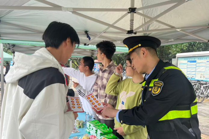 出行“避坑”指南进校园！交通安全教育“玩”出青春范儿