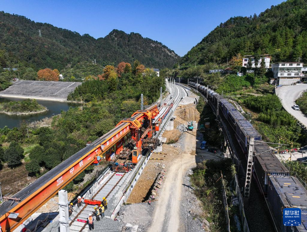 贵州瓮马铁路南延伸线架梁铺轨完成