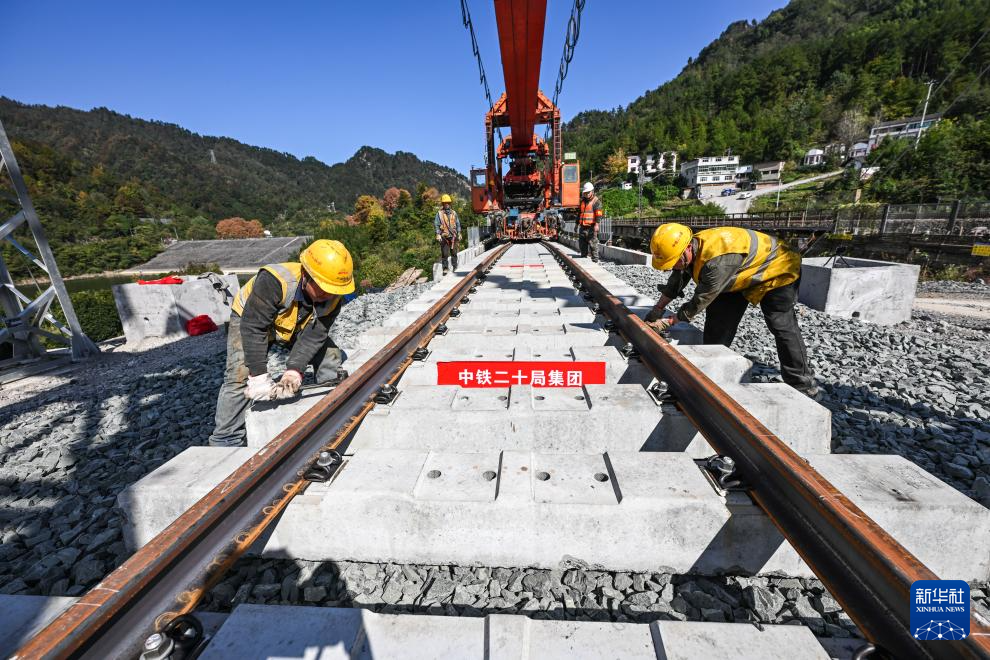 贵州瓮马铁路南延伸线架梁铺轨完成