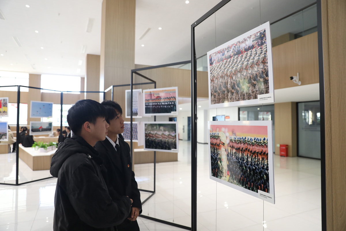 打卡光影盛宴!石家庄工程职业学院学子感受九三阅兵震撼瞬间