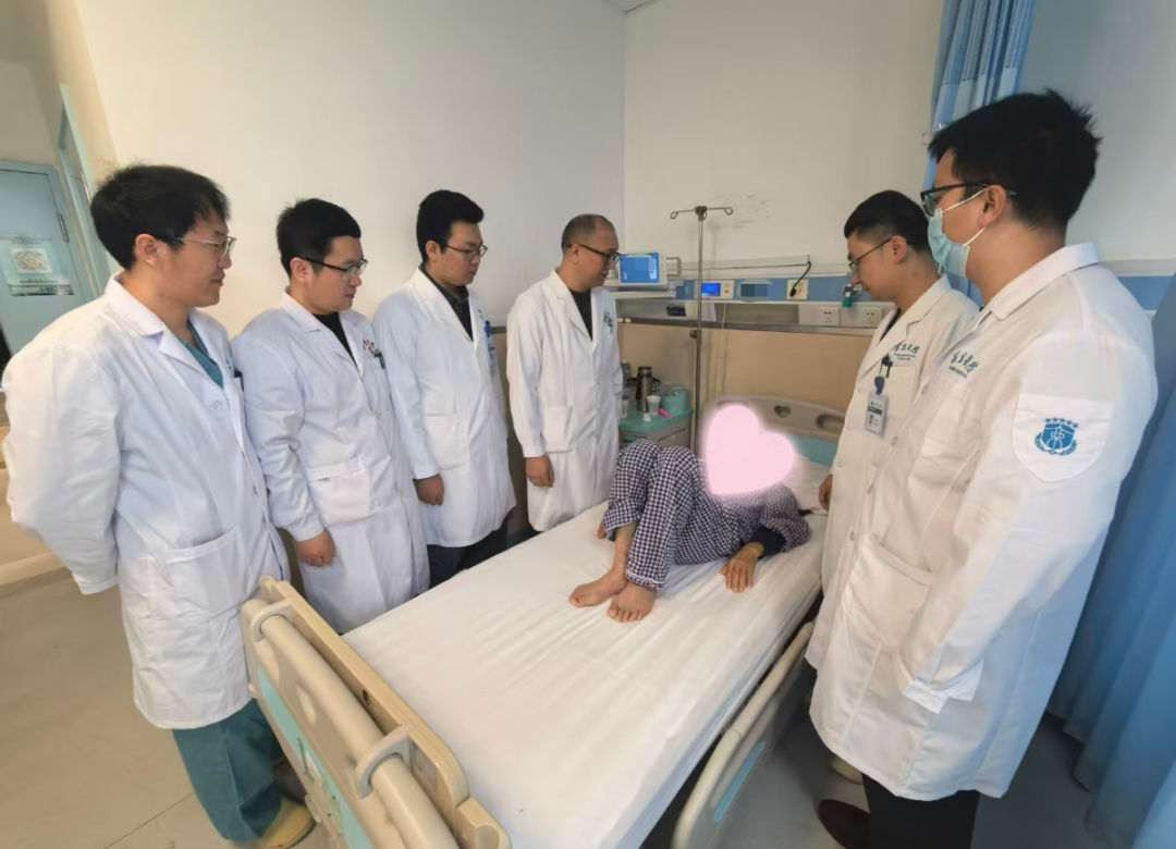 五斤肿瘤“霸占”腹腔，狭缝拆弹精准切除