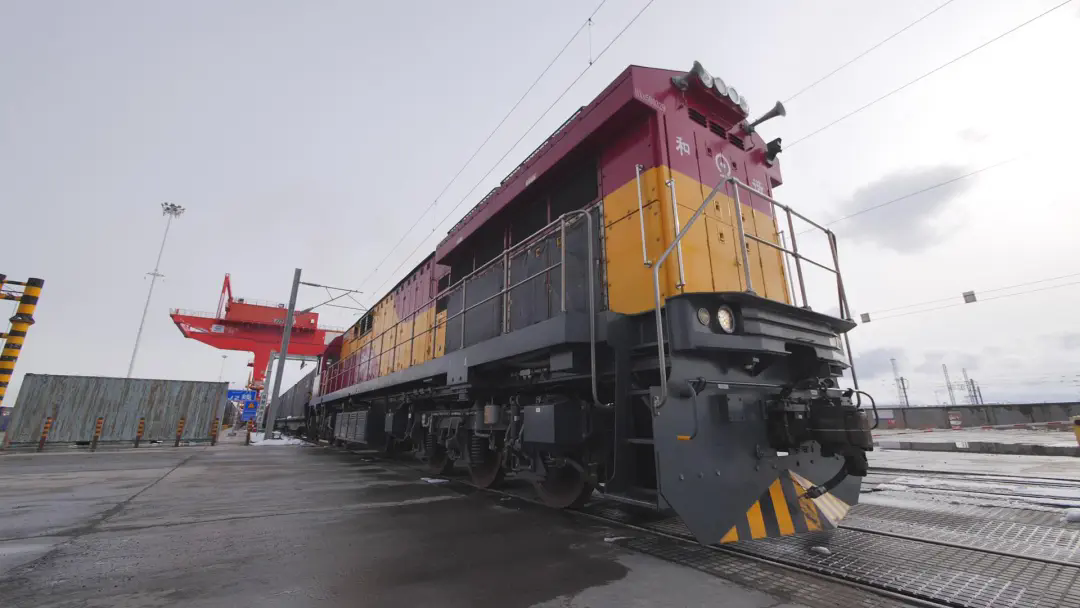 新疆网红牛奶“坐着”快递电商班列赶大集