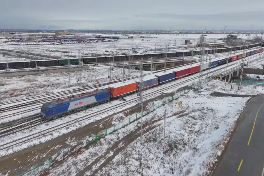 新疆网红牛奶“坐着”快递电商班列赶大集