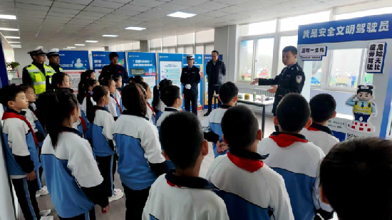 西安经开交管“暖冬护行” 织密交通安全防护网