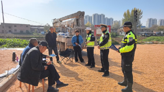 西安经开交管“暖冬护行” 织密交通安全防护网