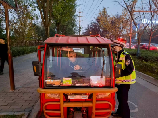 西安经开交管“暖冬护行” 织密交通安全防护网