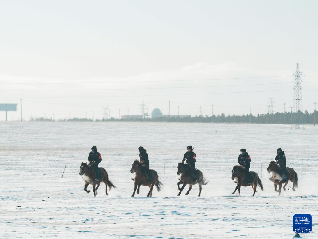 内蒙古呼伦贝尔:雪原上的骑警队