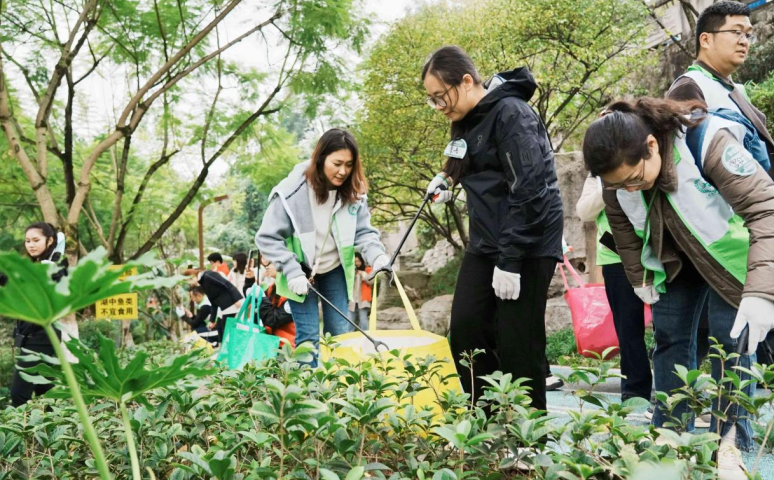 重庆九龙坡开展环保公益捡跑活动 青年志愿者以行动践行低碳理念