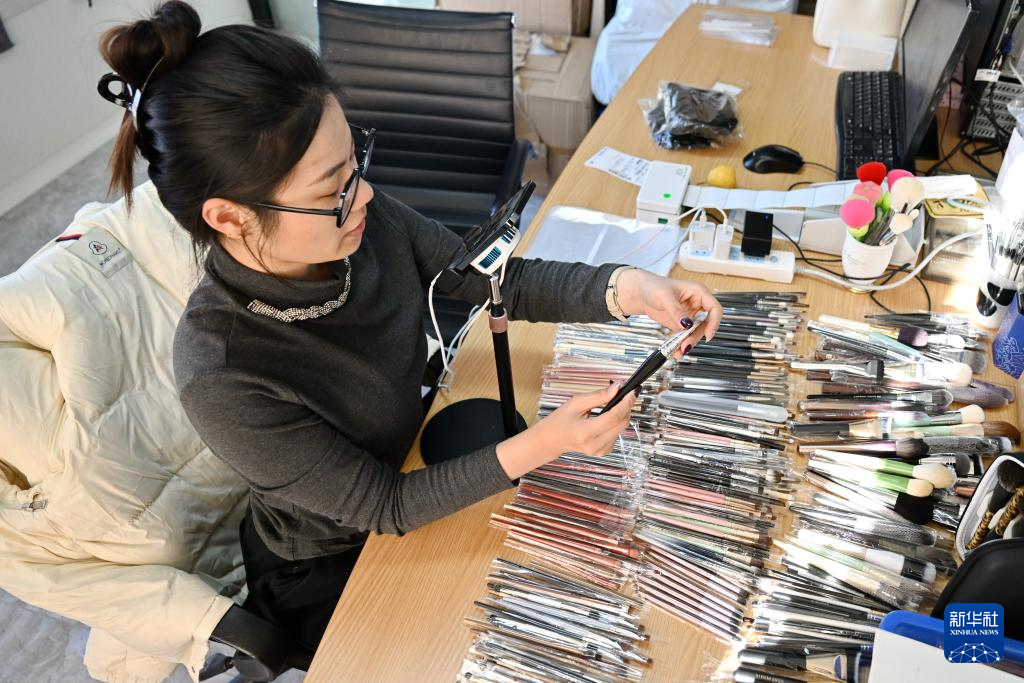 河北青县:化妆刷“刷”出30亿级“美丽经济”