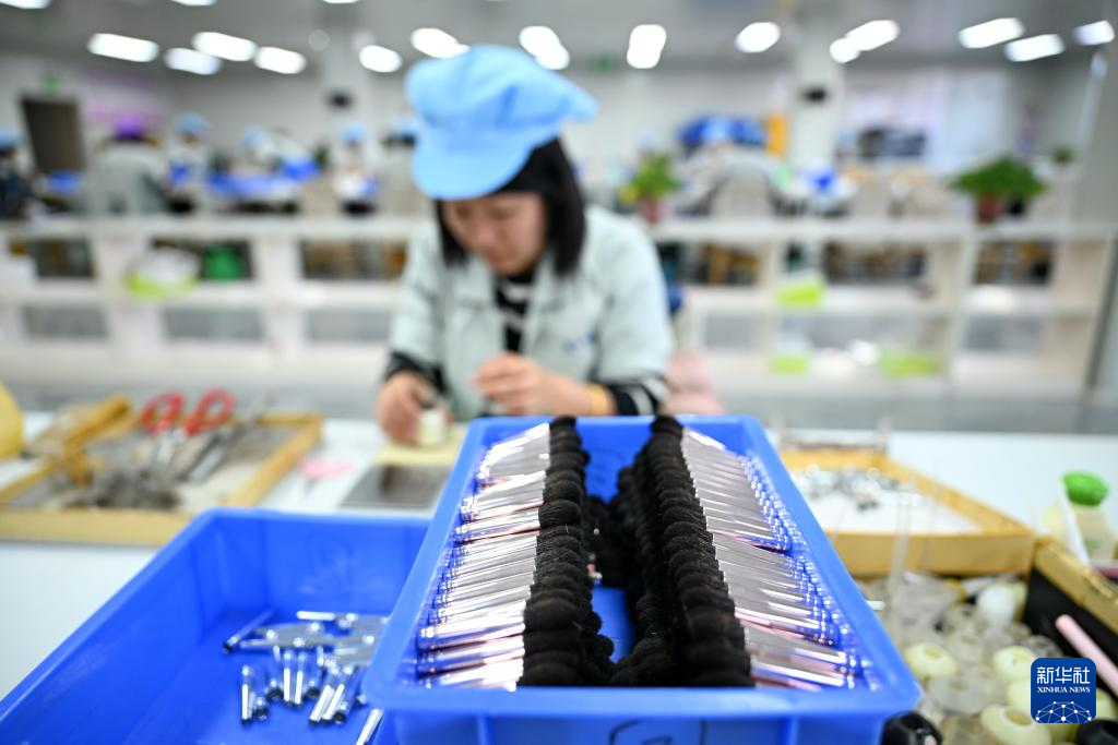 河北青县:化妆刷“刷”出30亿级“美丽经济”