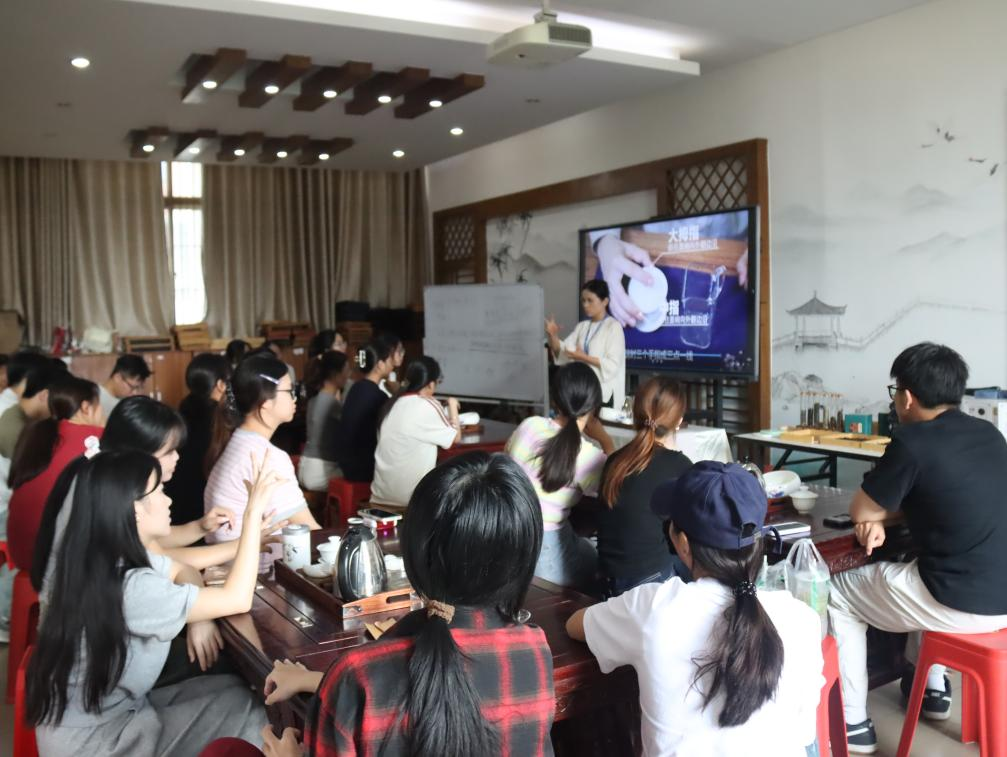 广西建院培训茶艺“小茗星”助学育人
