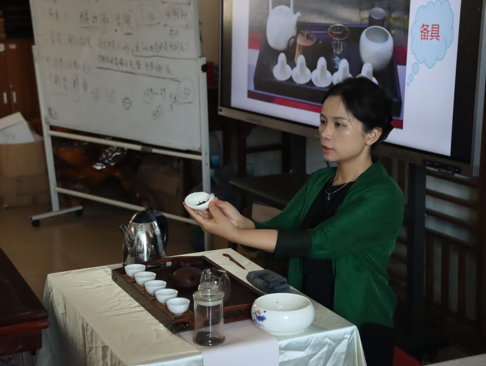 广西建院培训茶艺“小茗星”助学育人