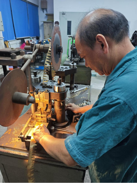 小明学手艺|走进英雄金笔厂，看一支好笔如何诞生