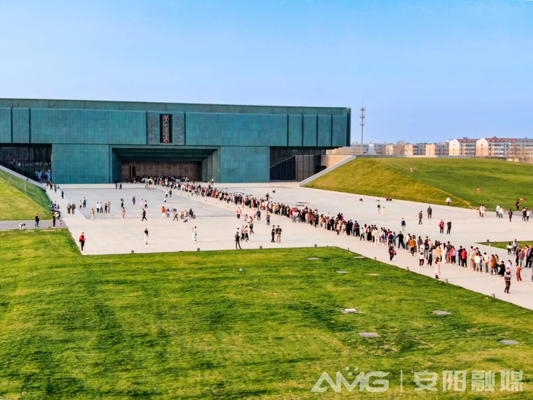 安阳殷墟:“甲骨文面条”走红 游客吃面“沾福气”