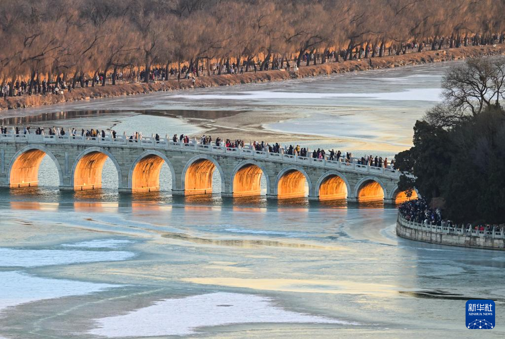 颐和园十七孔桥现“金光穿洞”美景