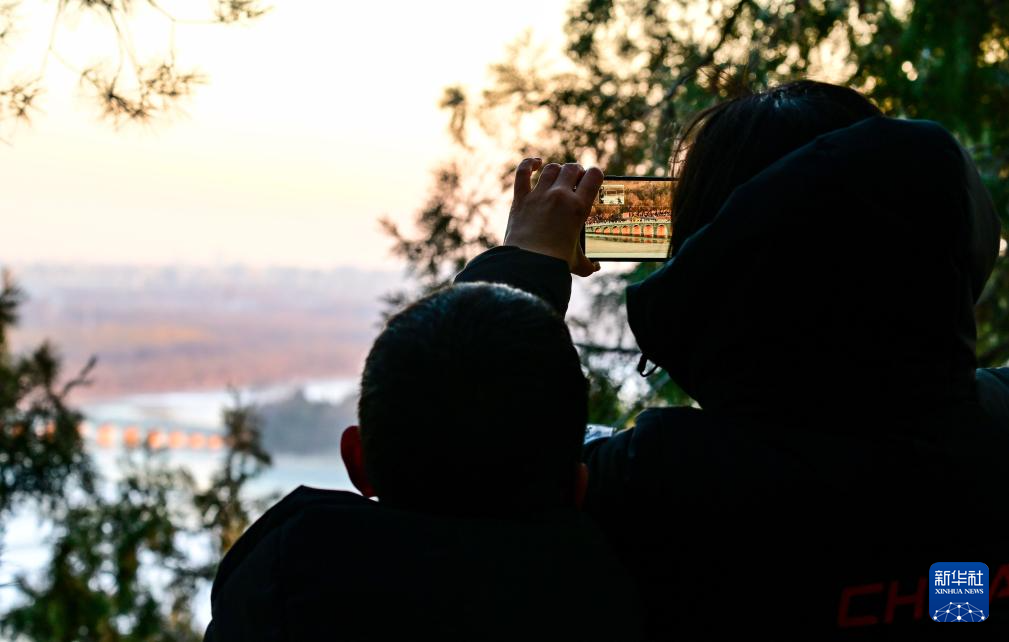 颐和园十七孔桥现“金光穿洞”美景