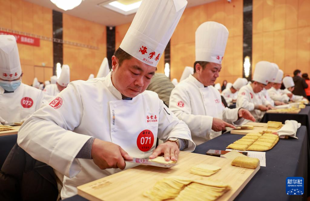 泰州早茶“百人炫技千斤丝”活动举行