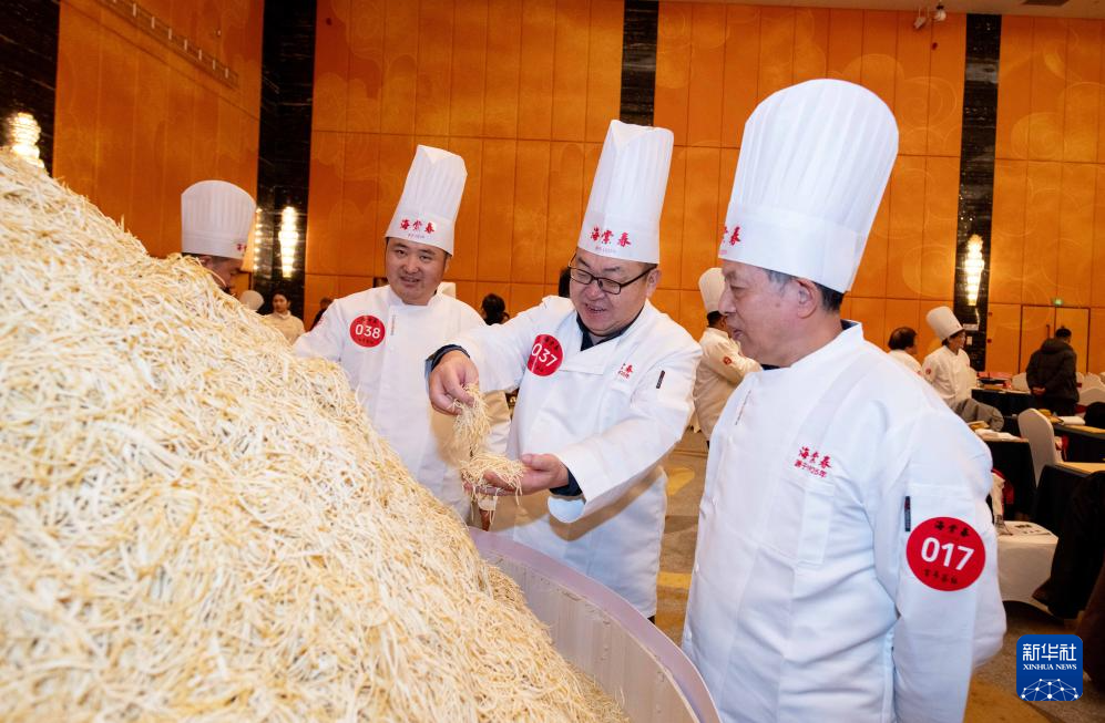 泰州早茶“百人炫技千斤丝”活动举行