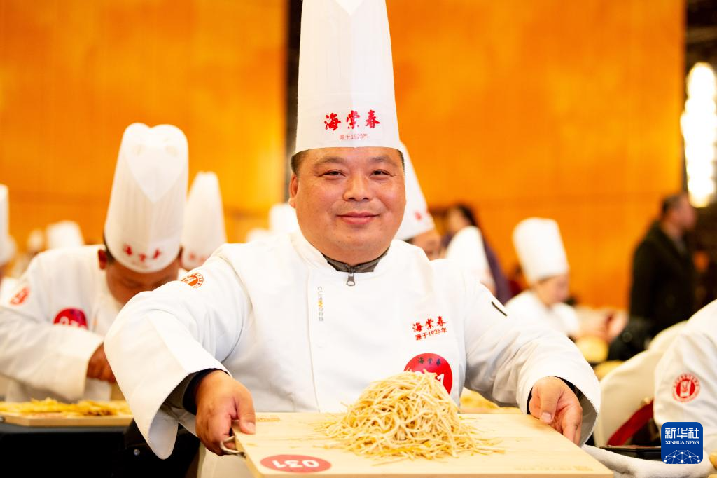 泰州早茶“百人炫技千斤丝”活动举行