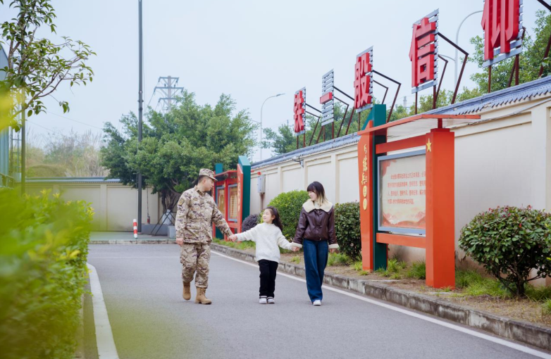 军营里的全家福，定格最美幸福瞬间