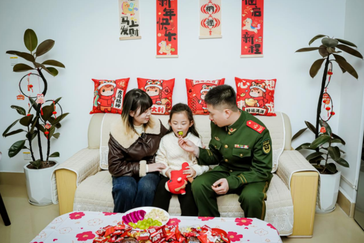 军营里的全家福，定格最美幸福瞬间