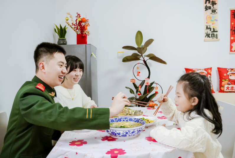 军营里的全家福，定格最美幸福瞬间