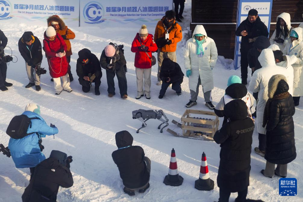 长春:机器人竞技冰雪中