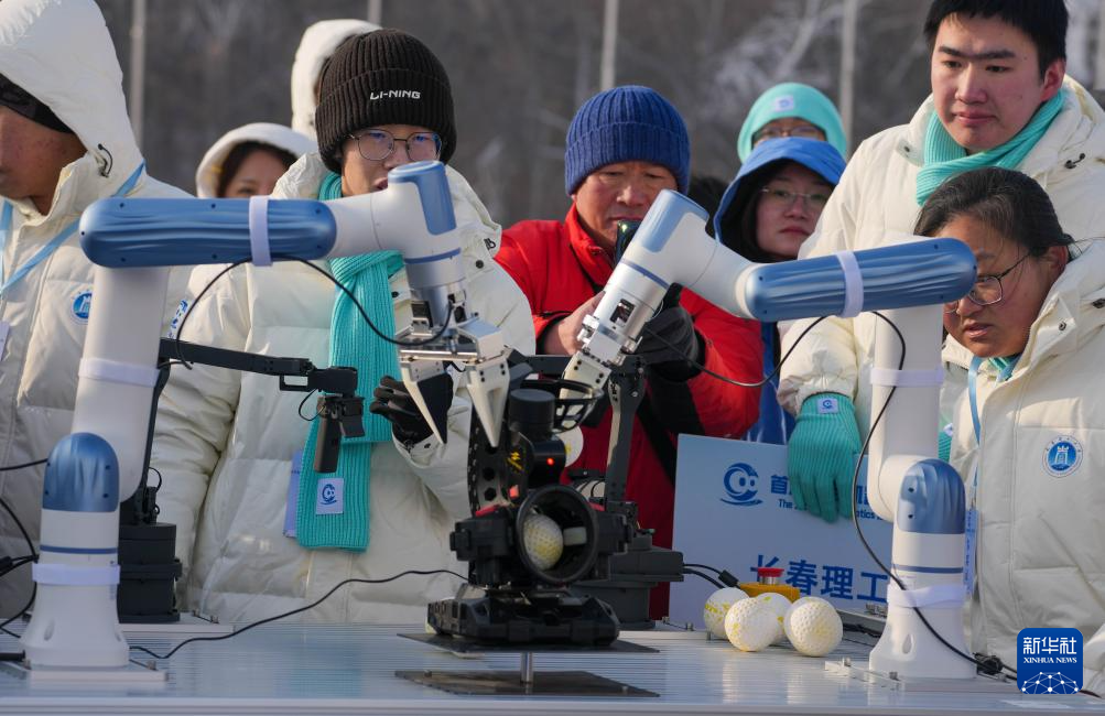 长春:机器人竞技冰雪中