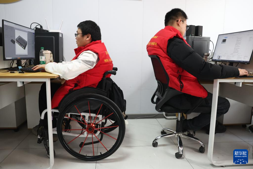 甘肃首批残疾人AI训练师持证就业