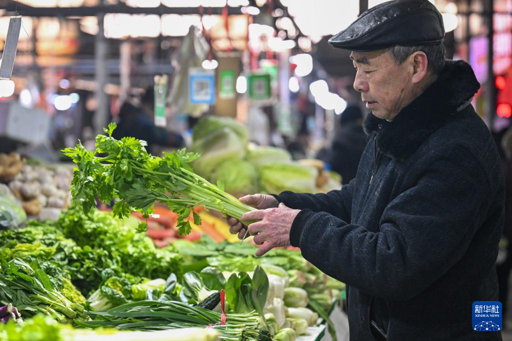 寒潮中新疆“菜篮子”供应充足
