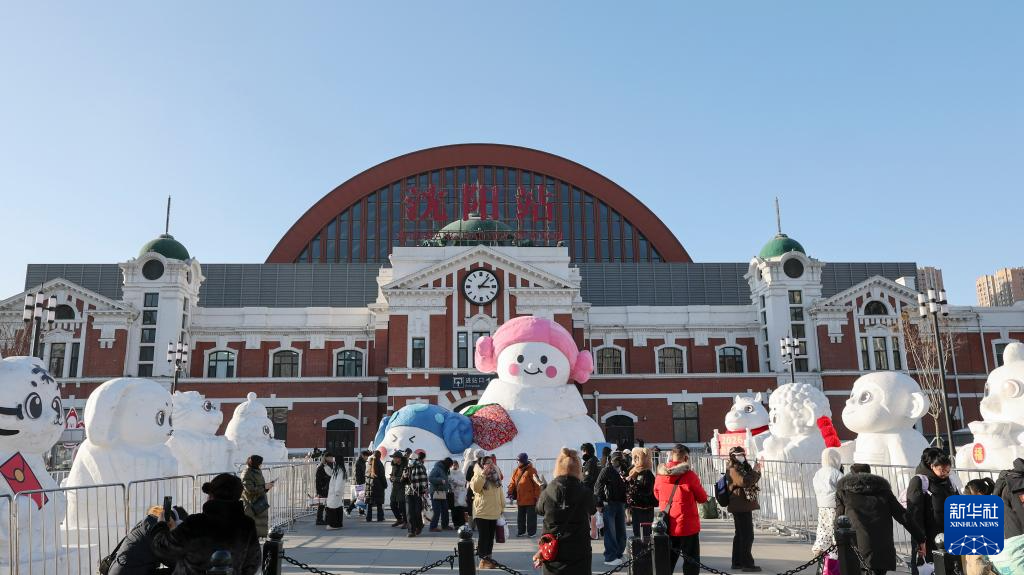 沈阳:可爱雪人迎游客