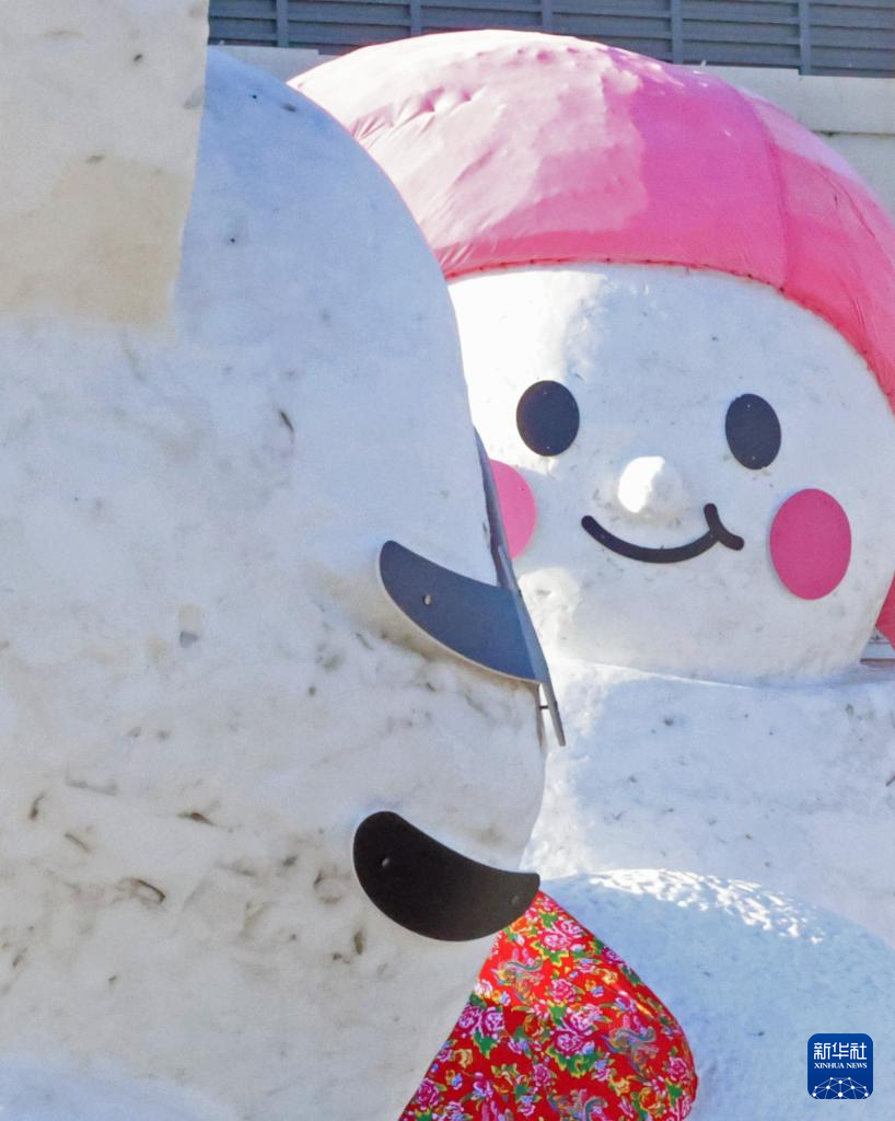 沈阳:可爱雪人迎游客