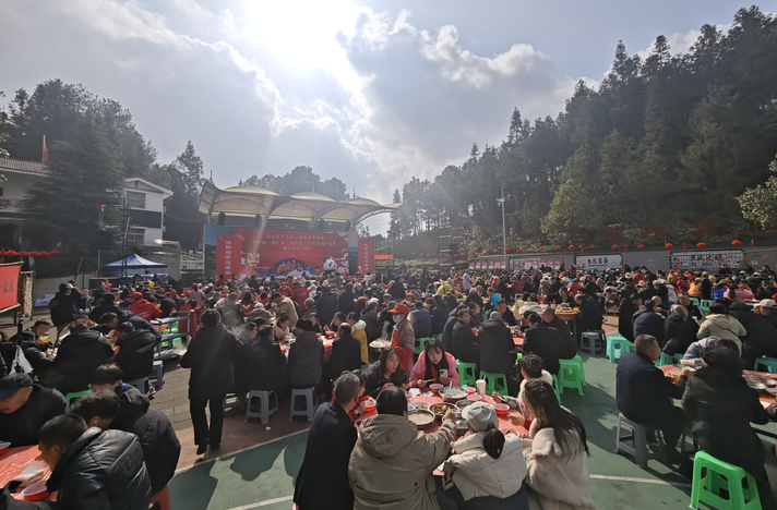 重庆綦江：一桌团年宴“团”起渝黔邻里情