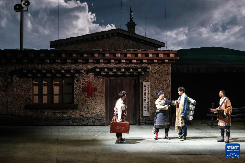 话剧《青青的阿万仓》兰州首演 再现“草原曼巴”56载医者仁心