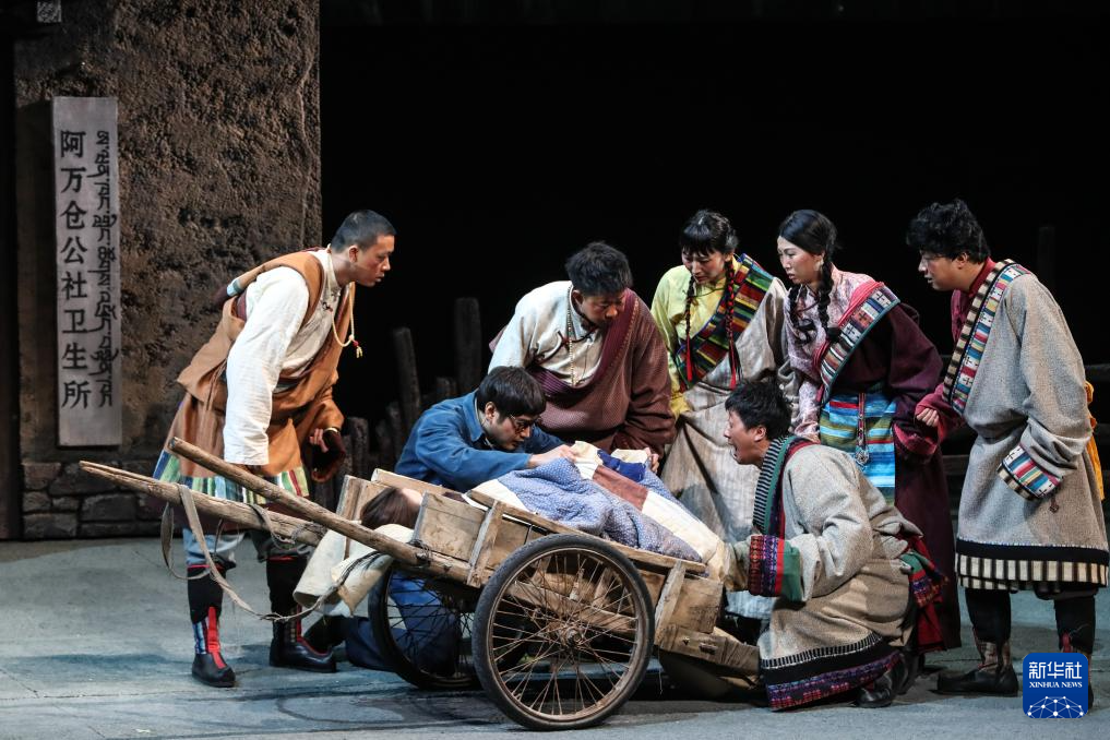 话剧《青青的阿万仓》兰州首演 再现“草原曼巴”56载医者仁心