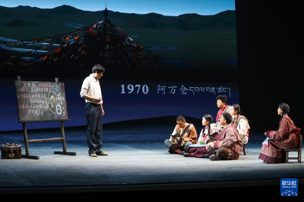 话剧《青青的阿万仓》兰州首演 再现“草原曼巴”56载医者仁心
