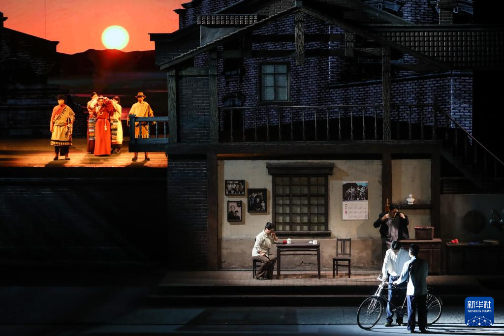 话剧《青青的阿万仓》兰州首演 再现“草原曼巴”56载医者仁心