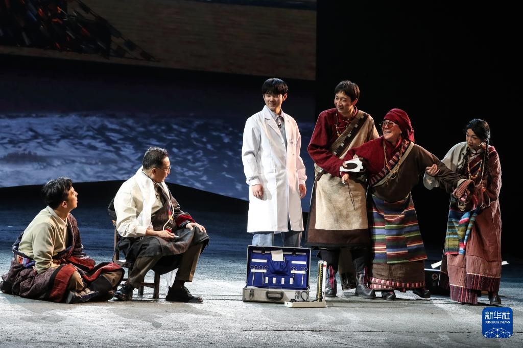 话剧《青青的阿万仓》兰州首演 再现“草原曼巴”56载医者仁心