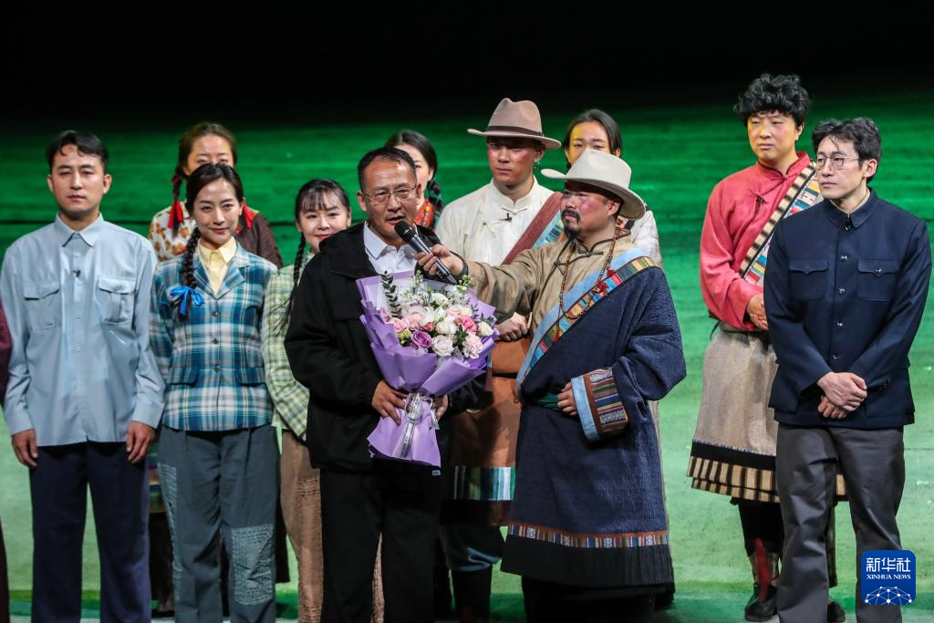 话剧《青青的阿万仓》兰州首演 再现“草原曼巴”56载医者仁心