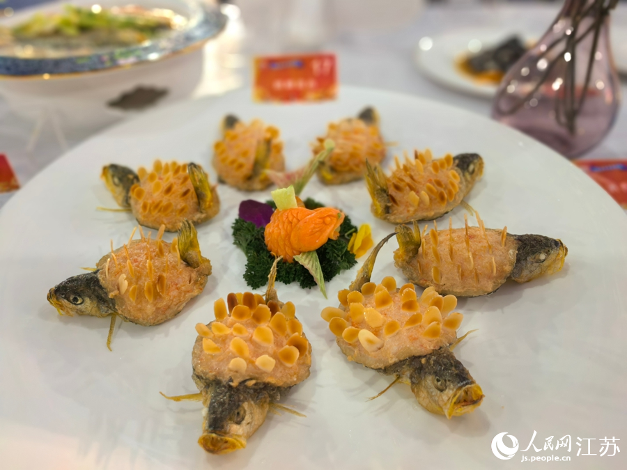 现场制作的美食作品麒麟黄鱼。人民网记者 王继亮摄