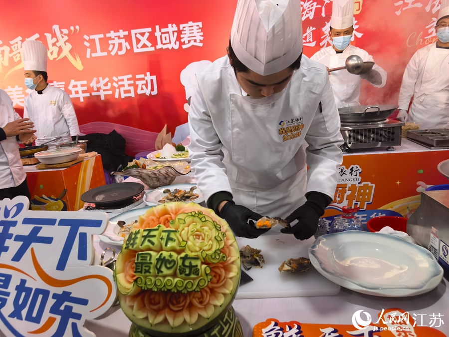 现场制作菜品。人民网记者 王继亮摄