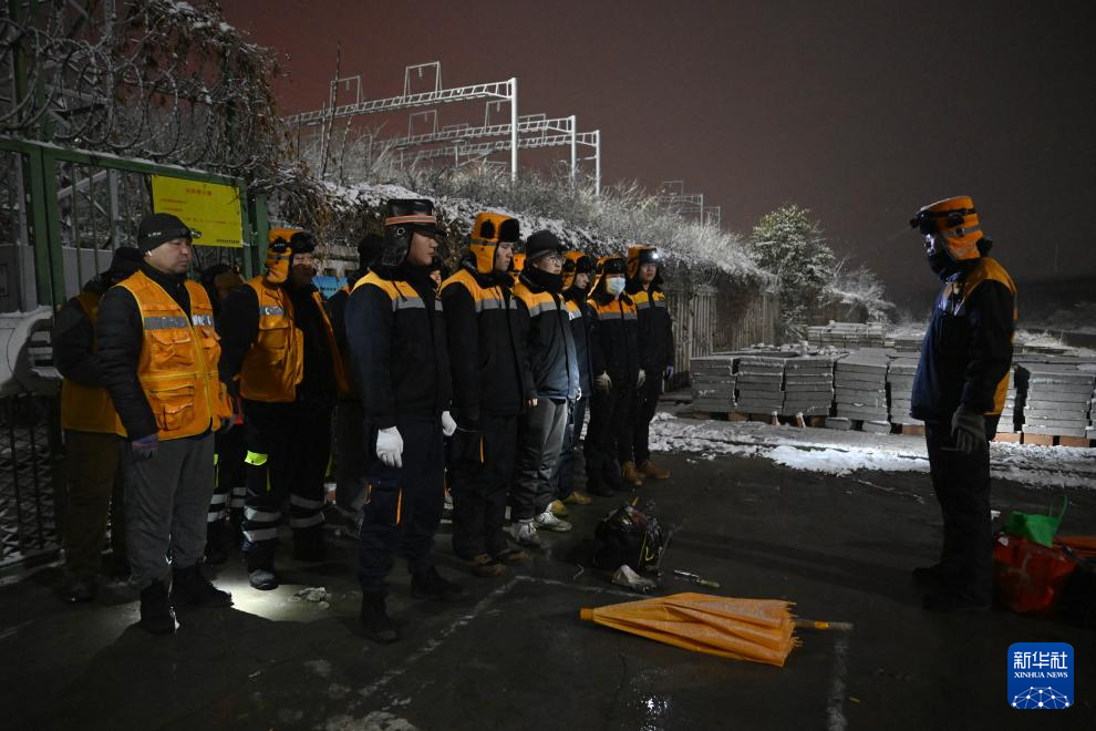 郑州:筑牢高铁枢纽的“冰雪防线”